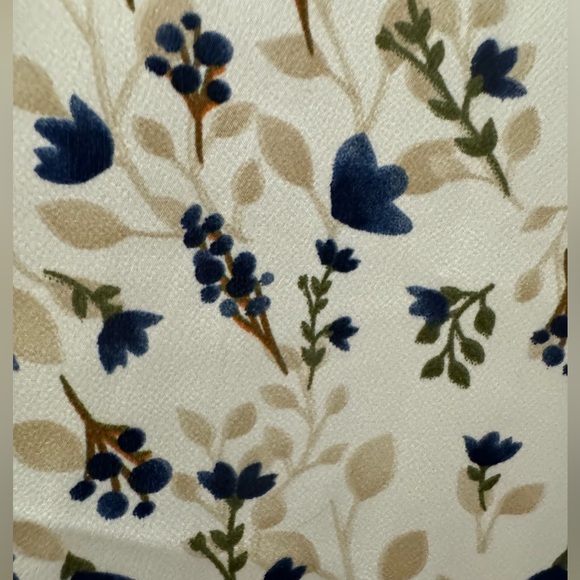 NWOT BloomChic  V-neck blouse in cream & floral pattern, size 26. - Picture 4 of 6